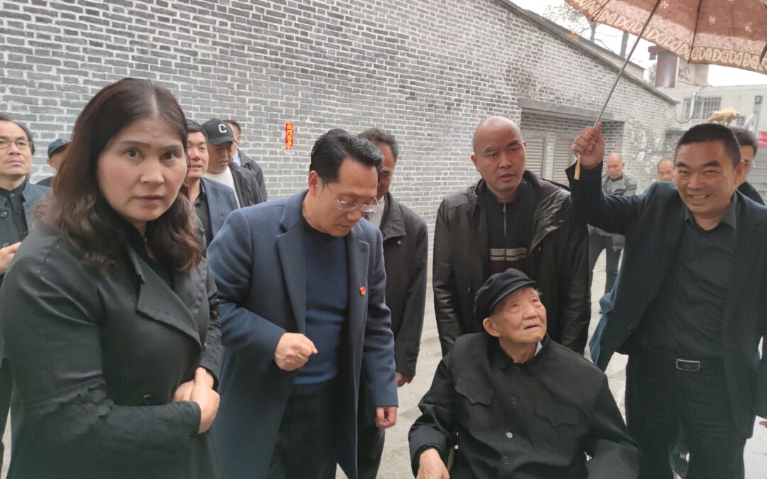 谷中立、陈文祥、崔云章等同志学习革命先驱张书印先烈英雄事迹
